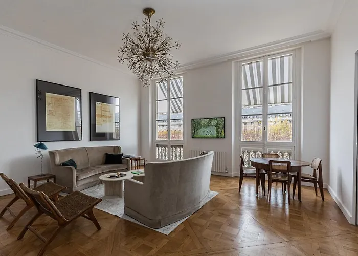 Prestigious Home Overlooking Palais-Royal Garden