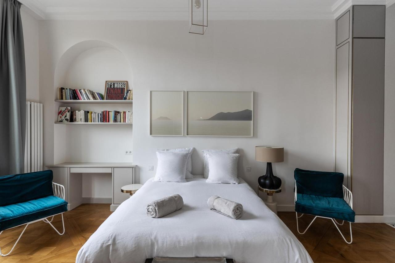 Prestigious Overlooking Palais-royal Garden *