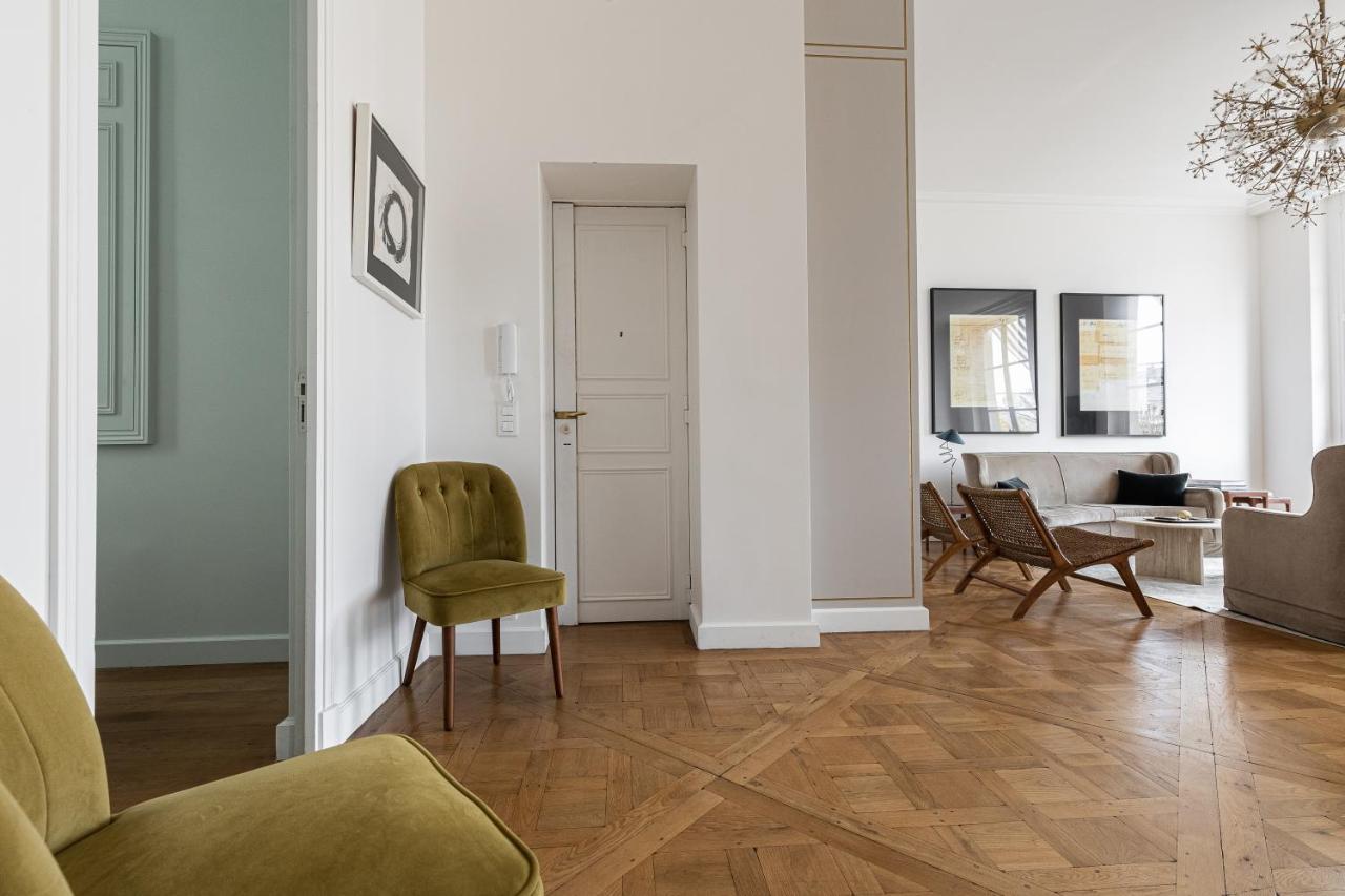 Prestigious Overlooking Palais-royal Garden Apartment *